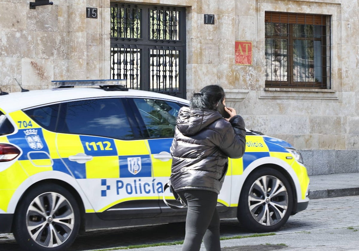 Un coche de la Policía Local frente a un edificio de apartamentos turísticos.