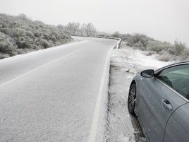 Un coche aparcado en una vía salmantina cubierta de nieve.