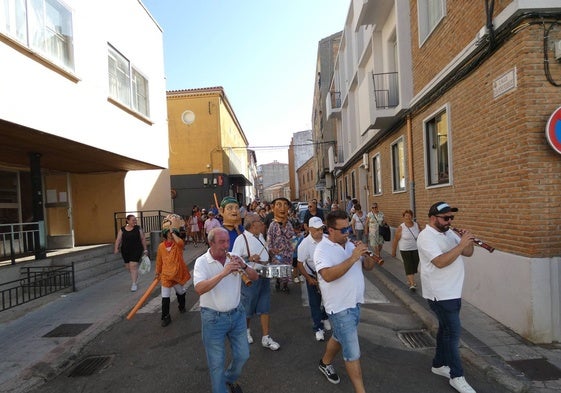 La Alborada en el pasacalles con cabezudos de Peñaranda.