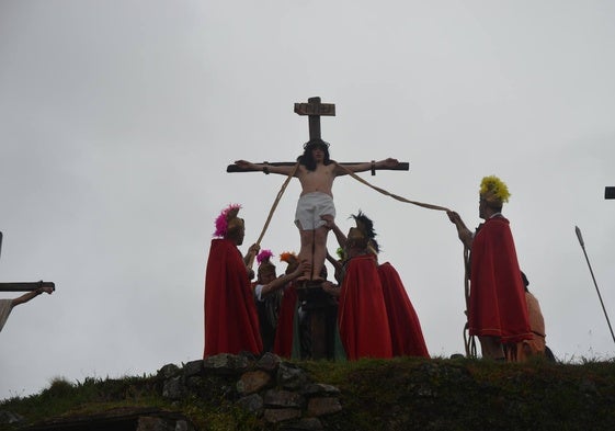Crucifixión en el Teso Santo durante La Pasión de Serradilla.