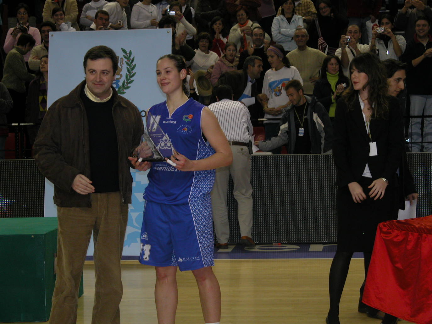 Nuria Martínez recogiendo el MVP de la final