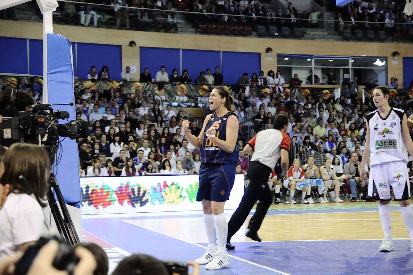 Anna Montañana, en las filas del Ros, celebrando una canasta. Con 16 puntos fue la máxima anotadora del equipo valenciano en la final