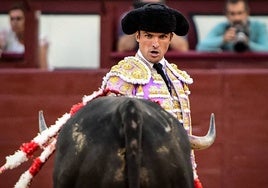 Damián Castaño ante un toro de Valdellán el pasado septiembre en Las Ventas.