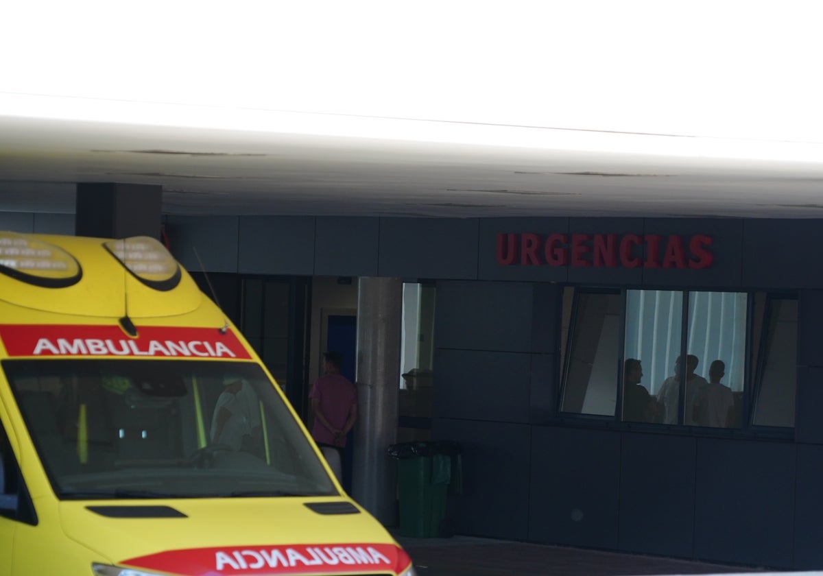 Una ambulancia en el Hospital de Salamanca.