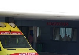 Una ambulancia en el Hospital de Salamanca.