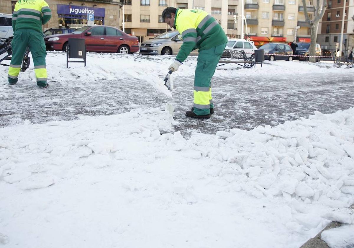 Un trabajador limpia en una nevada en Salamanca.