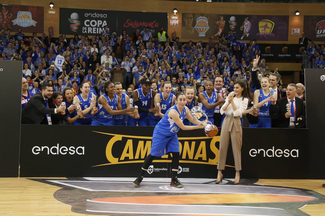 La Reina Letizia entregó la Copa a Silvia Domínguez en un abarrotado Multiusos Sánchez Paraíso tras ganar al Spar Girona 76-58