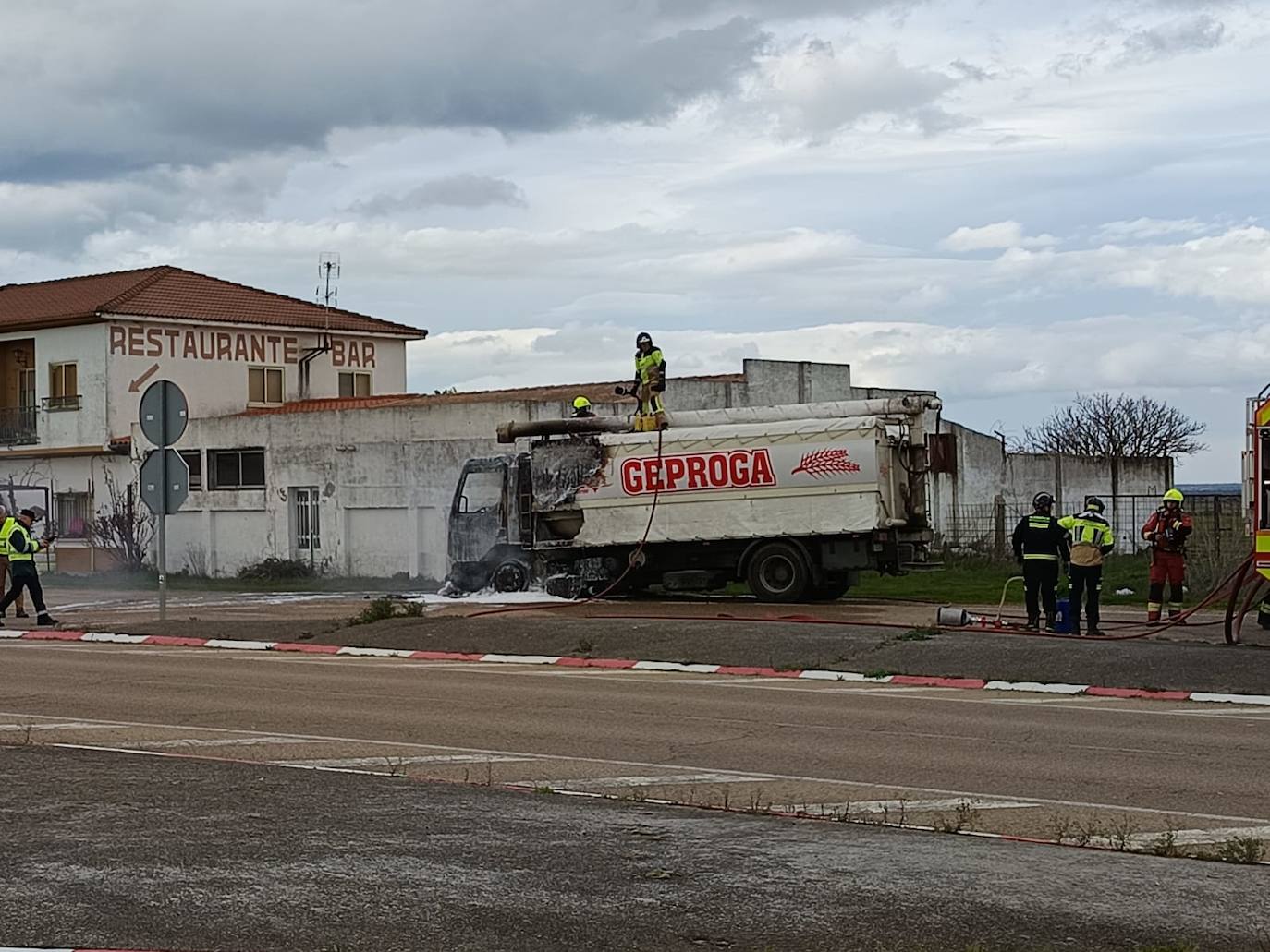 Imagen principal - Los Bomberos sofocan el incendio de un camión en La Fuente de San Esteban