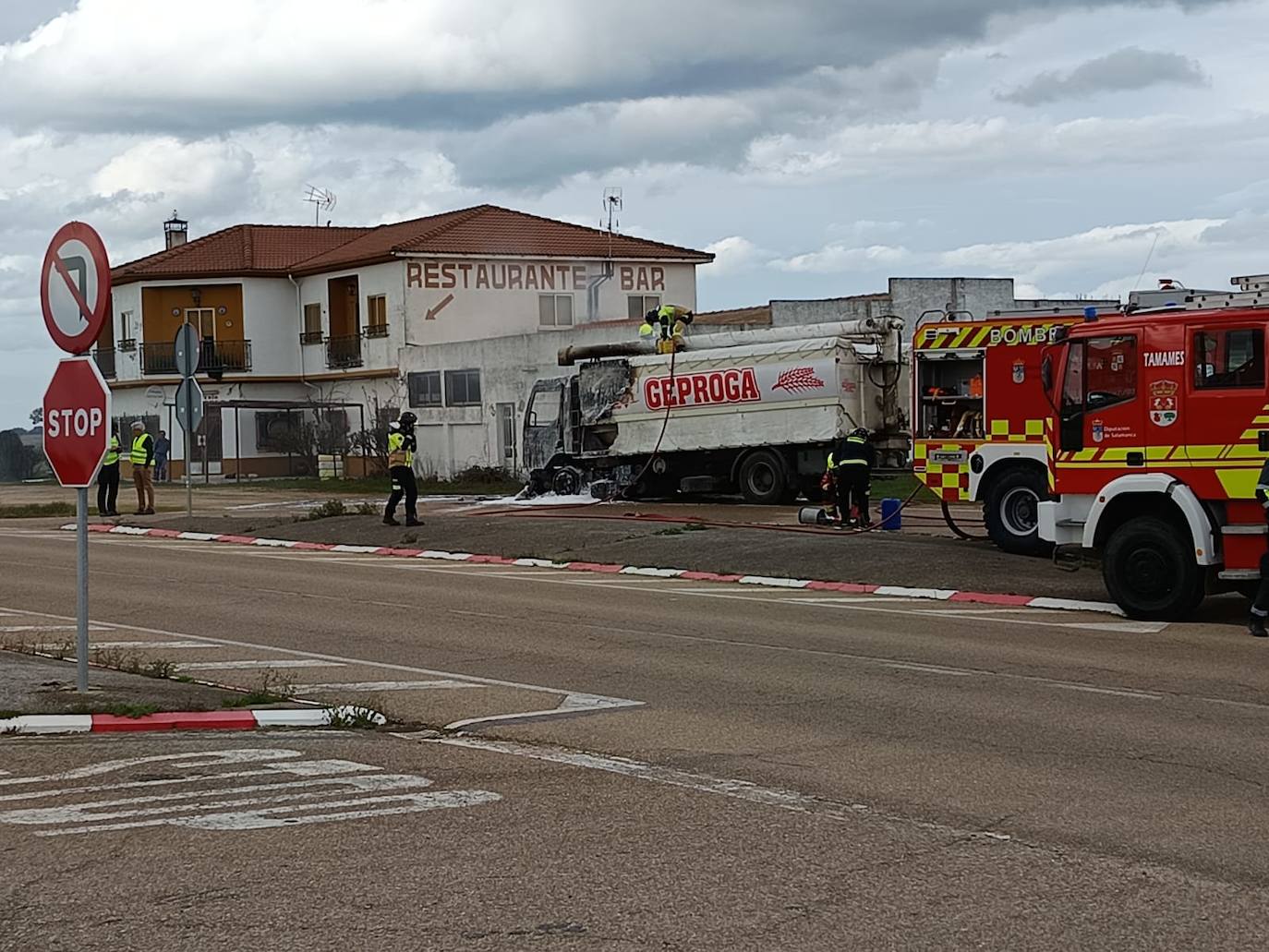 Imagen secundaria 2 - Los Bomberos sofocan el incendio de un camión en La Fuente de San Esteban