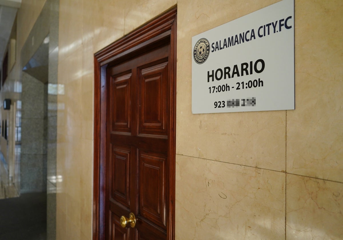 Puerta de acceso del local desde el que operaba, situado en la avenida de Villamayor.