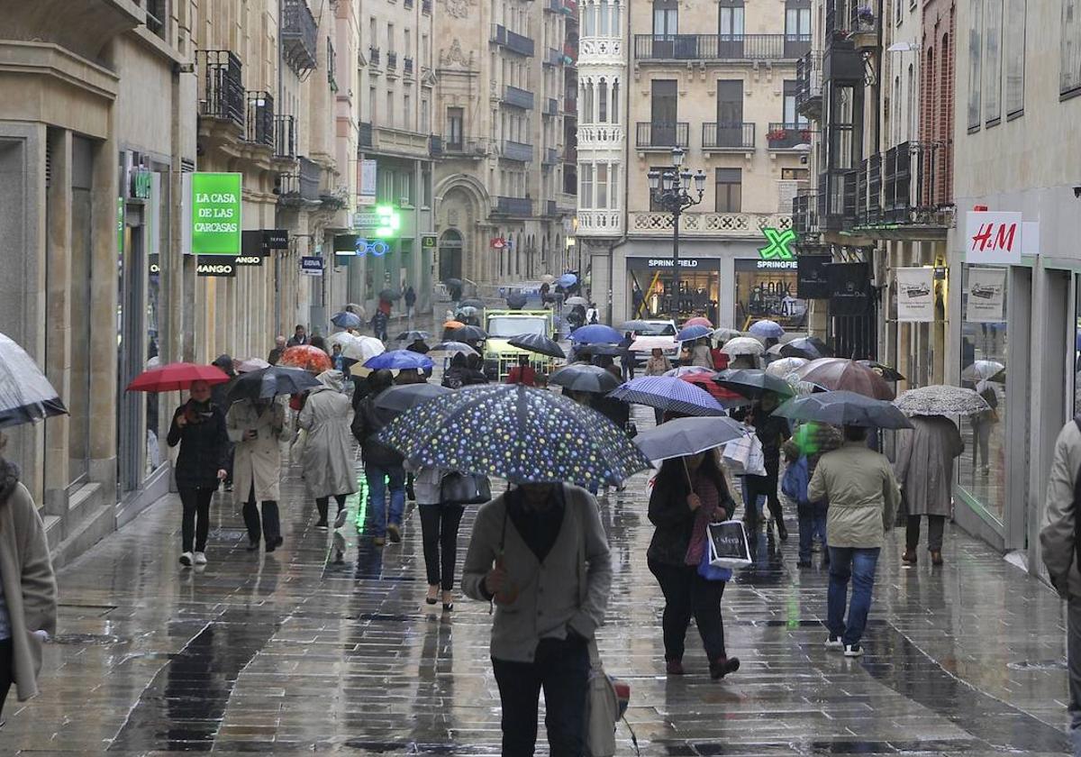 Un día de lluvia en las calles de Salamanca.