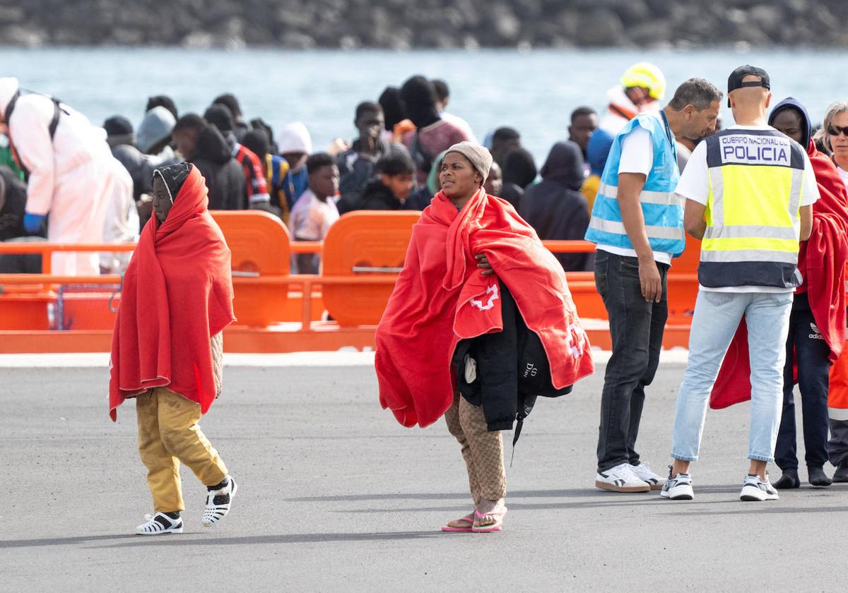 La reforma de la Ley de Extranjería para el reparto de menores migrantes desde Canarias entra en vigor este jueves