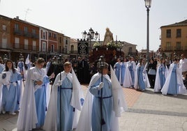 Procesión del domingo de Pascua en Peñaranda de Bracamonte, después del encuentro los cofrades dejan ver sus caras.