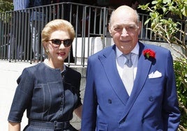 Carolina Herrera, junto a su marido.