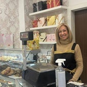 Pilar Morín, tras el mostrador de la Pastelería Santa Bárbara.