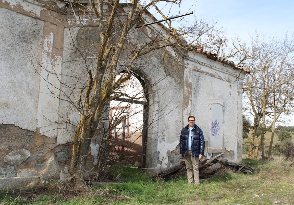 El alcalde de Pizarral, Jesús Ángel Sánchez, muestra el estado de la estación de tren.