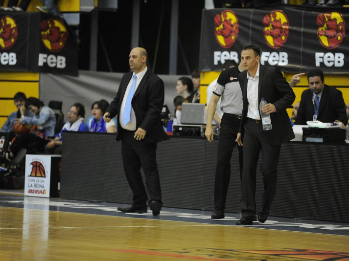 Lucas Mondelo, entrenador perfumero, junto a Roberto Íñiguez, técnico del equipo valenciano en esa final