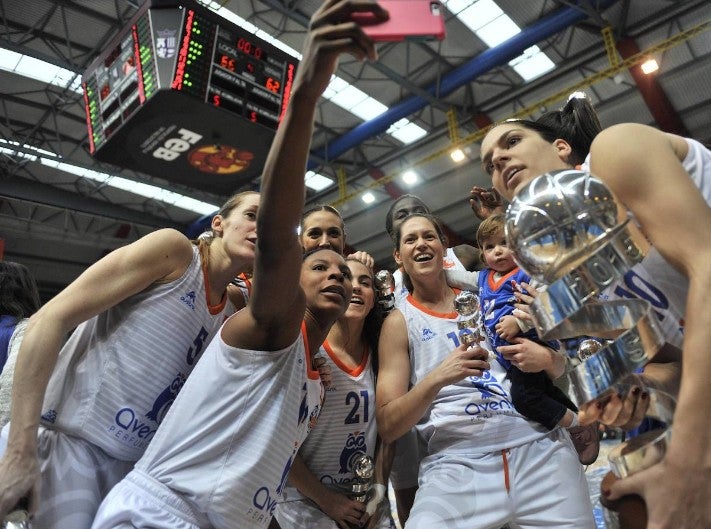 Murphy caza el selfie más cotizado del baloncesto español, con Marta Xargay, Marta Fernández, la actual entrenadora Anna Montañana... Difícil juntar en una misma foto a tanta buena jugadora de la época