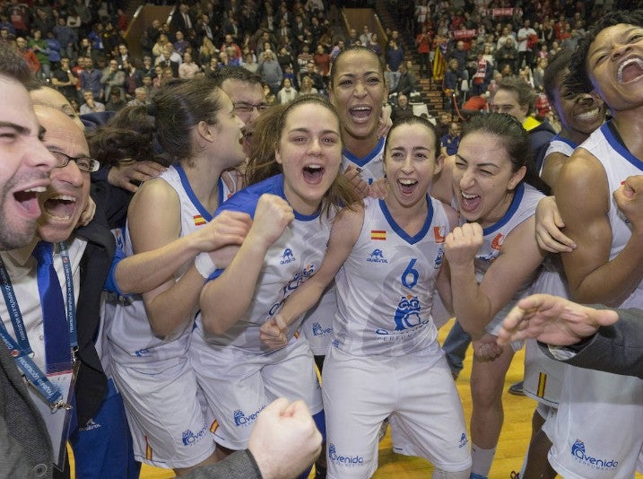 El Perfumerías Avenida gana su sexta Copa de la Reina en casa de su rival en la final, el Spar Girona, por 80-76. Celebración de las jugadoras