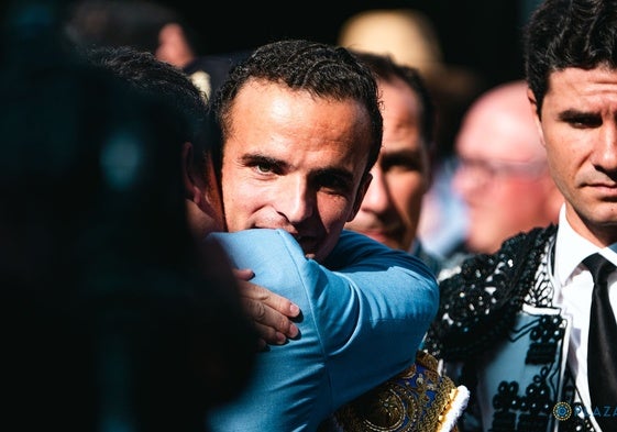 Damián Castaño se abraza con un seguidor a su llegada a Las Ventas.