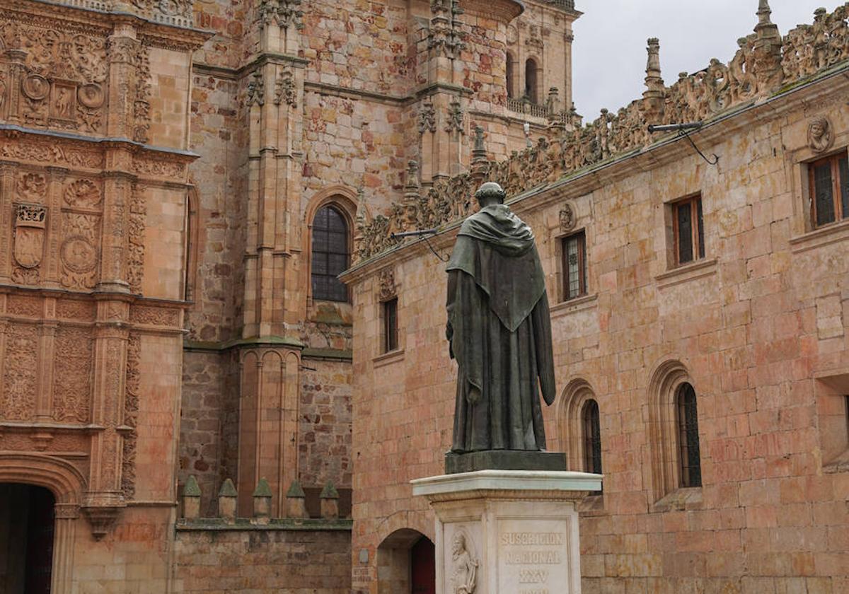 Imagen de la estatua de Fray Luis de León, en el Patio de las Escuelas Menores.