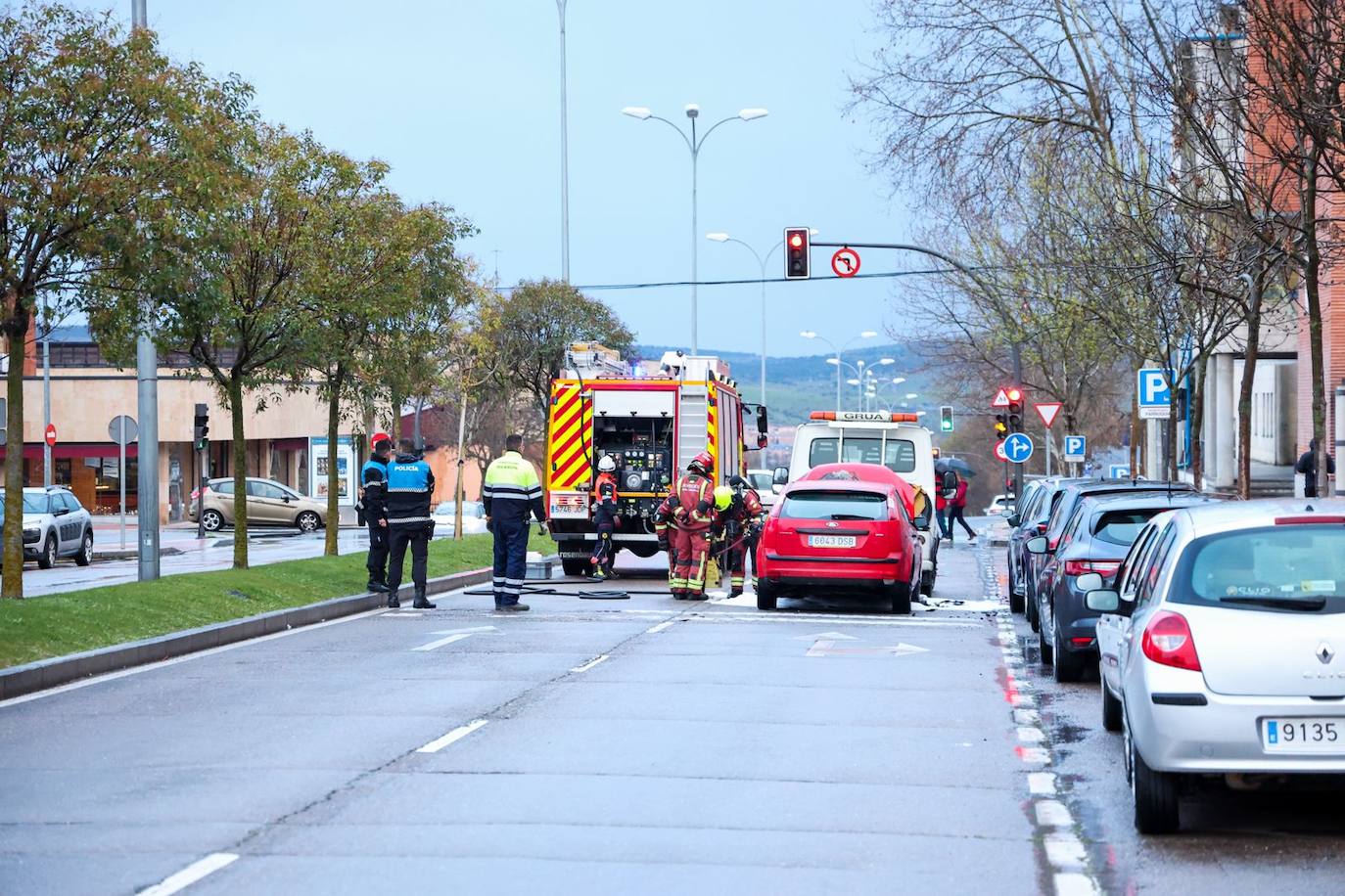 Imagen secundaria 2 - El incendio de un vehículo obliga a cortar la calle Peña de Francia