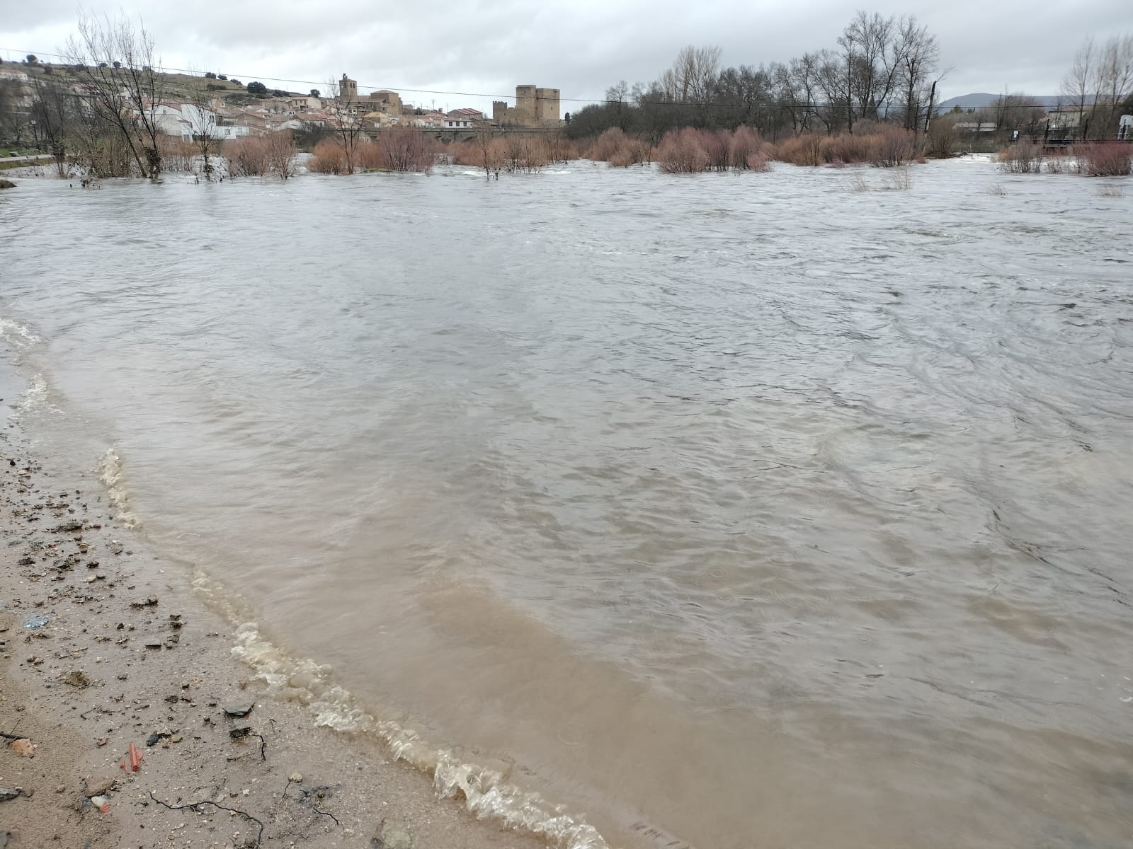 Así luce el río Tormes a su paso por Puente del Congosto tras la espectacular crecida de las últimas horas