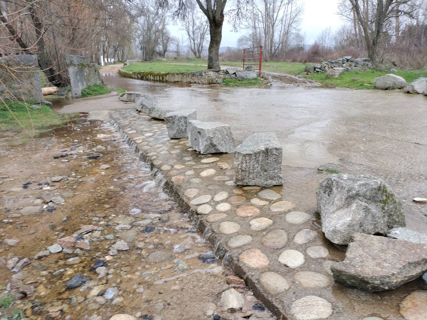 Así luce el río Tormes a su paso por Puente del Congosto tras la espectacular crecida de las últimas horas