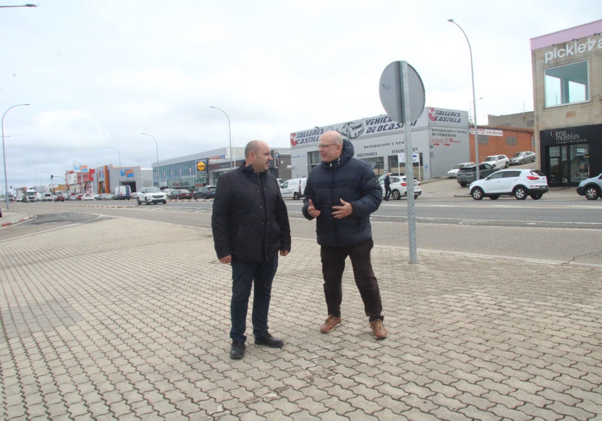 Ventura Recio y Fernando Martínez en el punto donde se construirá la primera nueva glorieta.