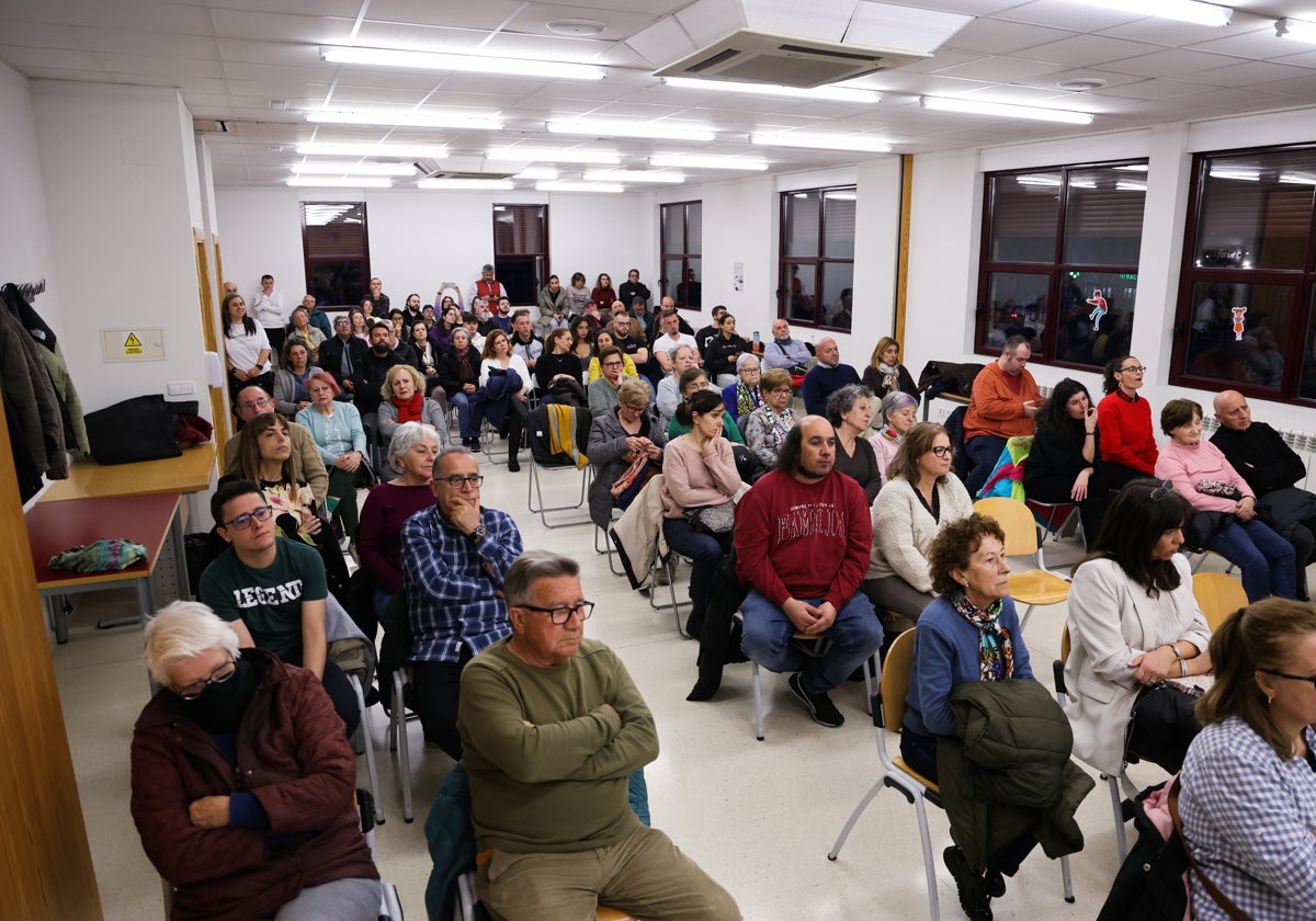 Los asistentes durante la mesa redonda organizada por la Asociación de Vecinos 'Puentelave'.