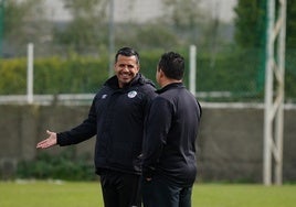 Rafael Dueñas charla con Hugo Mora durante un entrenamiento en el anexo.