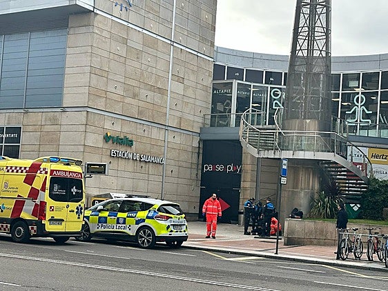 Despliegue de Policía Local y una ambulancia en las inmediaciones de Vialia por una persona indispuesta