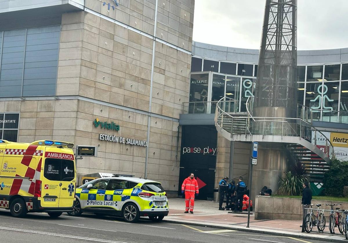 Despliegue de Policía Local y una ambulancia en las inmediaciones de Vialia por una persona indispuesta