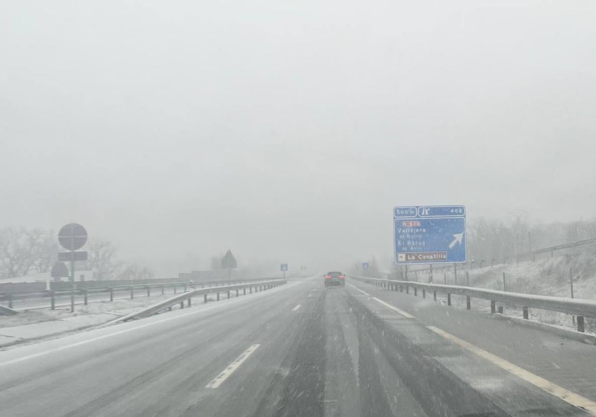 Imagen de la carretera del Puerto de Vallejera nevada.