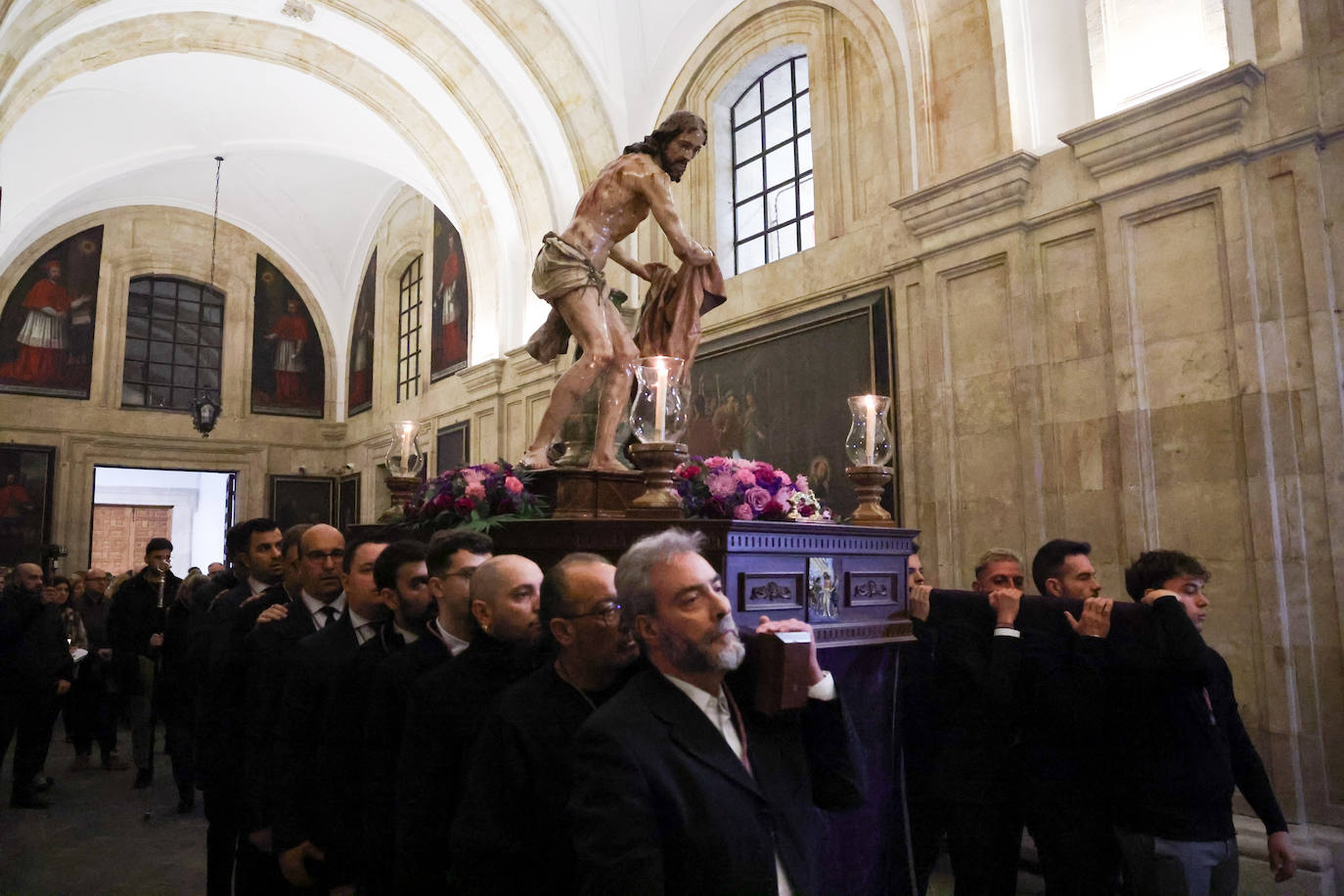 Así fue el paso de Jesús Flagelado por el claustro barroco de la Pontificia en su vía crucis