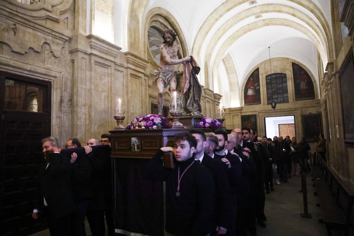 Así fue el paso de Jesús Flagelado por el claustro barroco de la Pontificia en su vía crucis