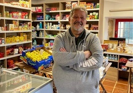 Enrique Cruz, en un rincón de su tienda de ultramarinos en Morille.