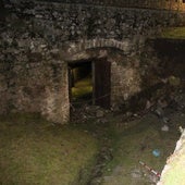 Imagen del desprendimiento ocurrido y de la puerta de San Lázaro precintada.