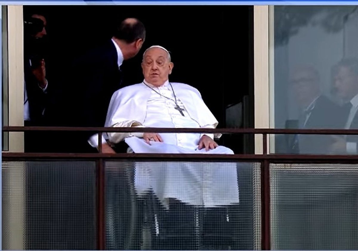 El Papa Francisco a su salida a la ventana del Hospital Gemelli de Roma.