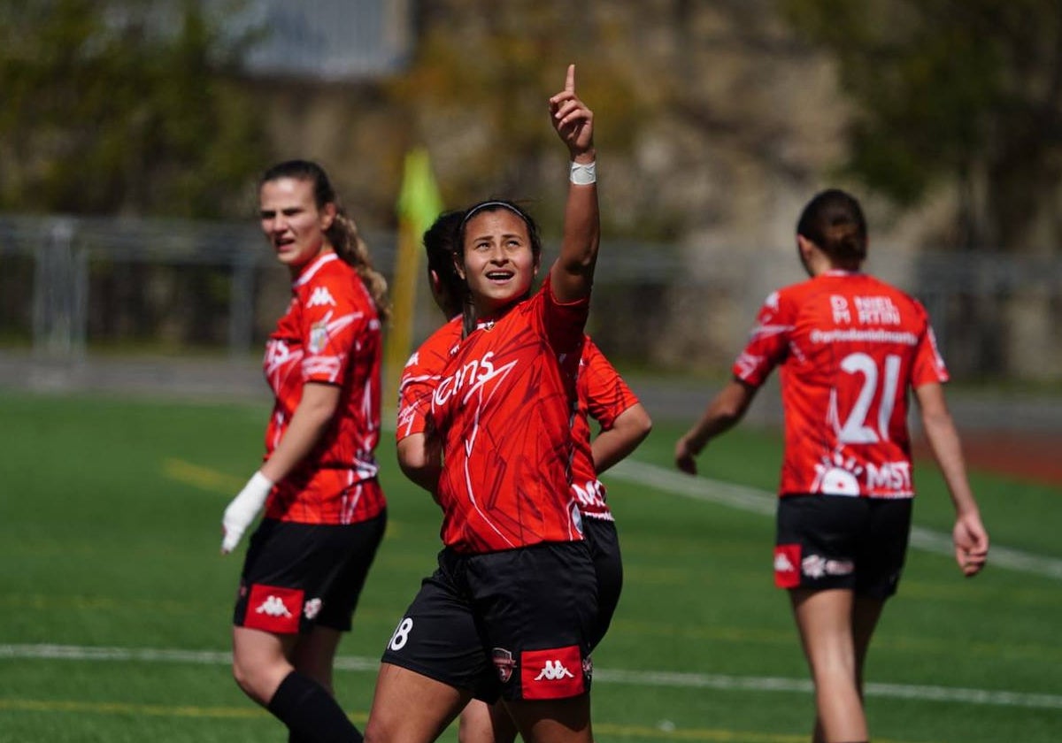 Génesis Florez celebra una de sus dianas durante el partido.