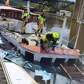 Los Bomberos de la Diputación intervienen en el puerto de la zona de Vega Terrón tras hundirse una embarcación.