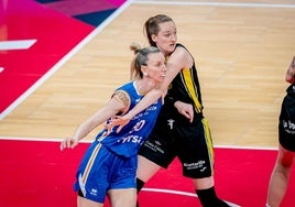 Laura Gil, en una disputa de balón durante la final de la Copa de la Reina.