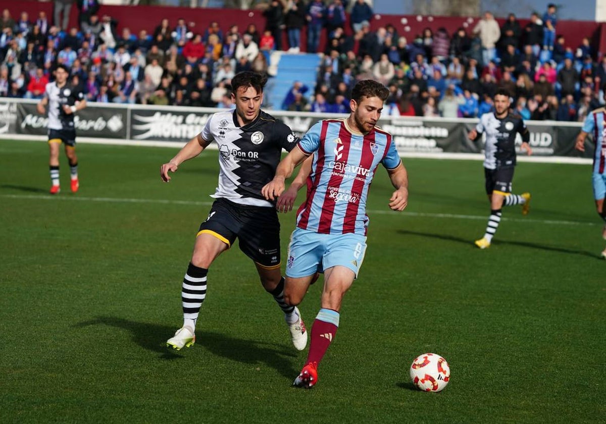 El lateral zurdo de Unionistas, Vergés, persigue a un jugador de la Gimnástica Segoviana.