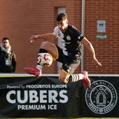 Rastrojo controla el balón en el partido ante la Gimnástica Segoviana.
