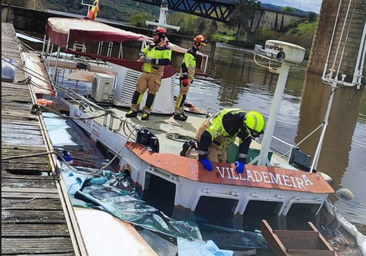 Bomberos trabajando en el barco durante el hundimiento del domingo.