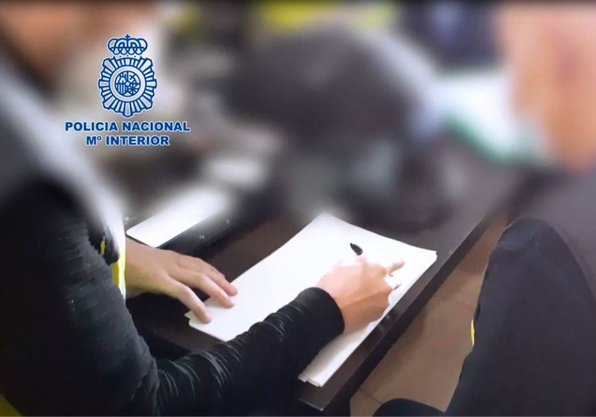 Agentes durante una investigación por pornografía infantil.