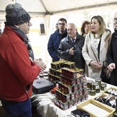 Las autoridades durante la visita al mercado del año 2024