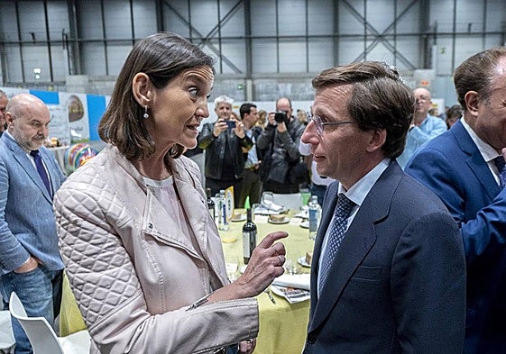 Reyes Maroto, y el alcalde de Madrid, José Luis Martínez-Almeida.