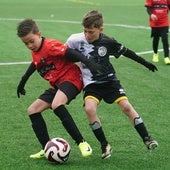 Dos jugadores, del Calasanz y Unionistas, pelean por hacerse con el control del balón durante el encuentro.