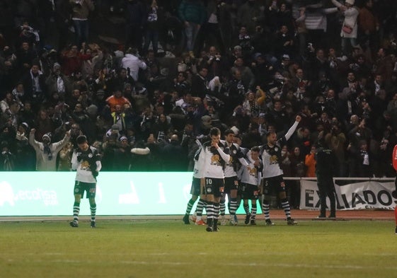 Los jugadores de Unionistas festejan el gol de Romero al Real Madrid en el histórico partido de Copa del 2020.